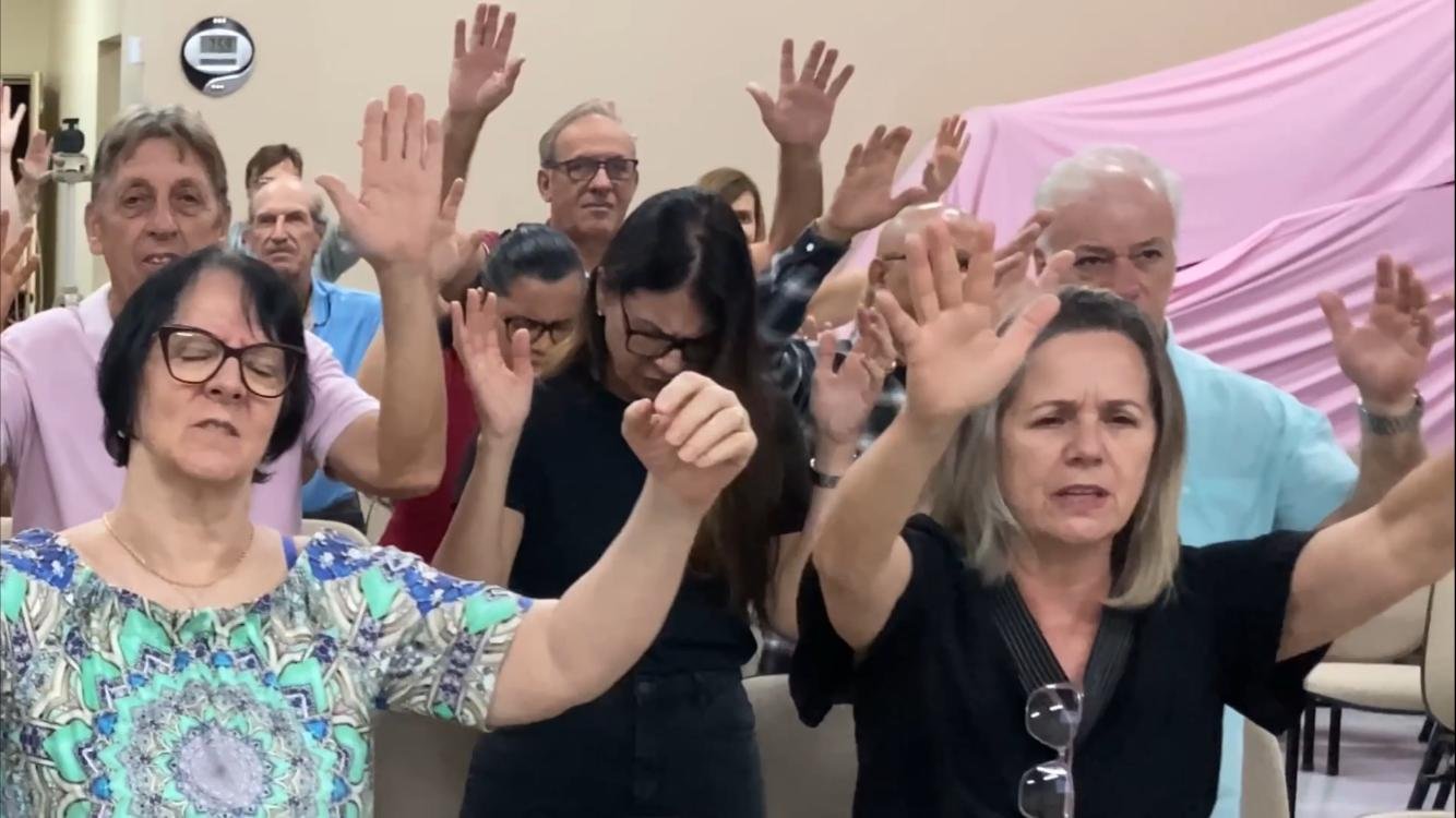 Igreja reunida em adoração